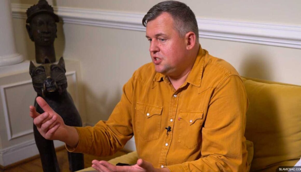 Денис у микрофона