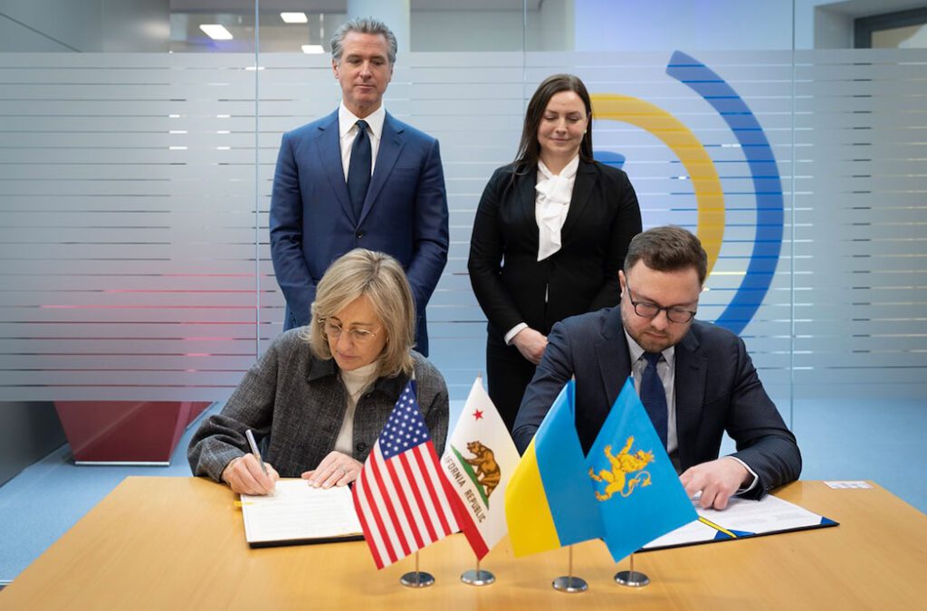 Governor Newsom and California GO-Biz Director Dee Dee Myers signed a MOU with Deputy Governor Oleksandr Kulepin of Lviv, Ukraine.