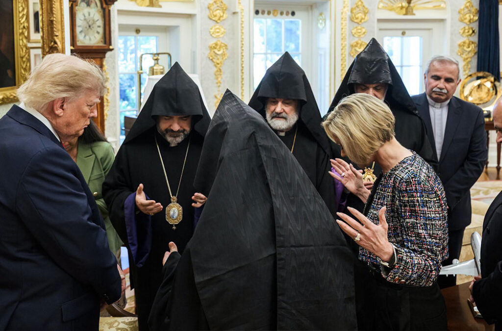Trump prays